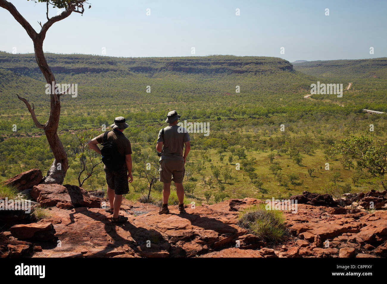 Les randonneurs et sur Victoria River Valley, Gregory National Park / Jutpurra National Park, Territoire du Nord, Australie Banque D'Images