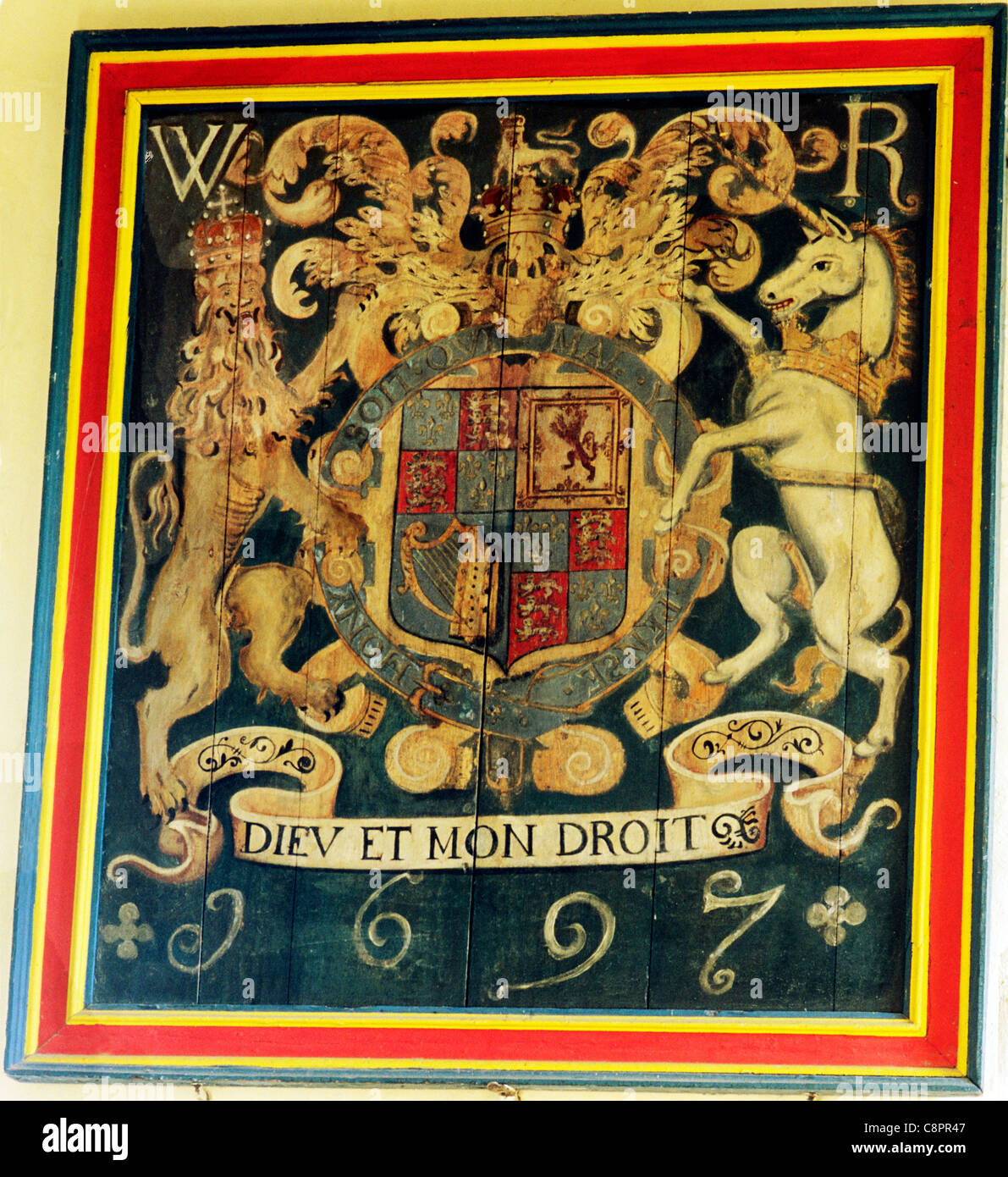 Armoiries royales, Burnham Norton, Norfolk, Charles 1er, surimprimées WR, pour William 3rd, 1697, armoiries lion anglais unicorn Banque D'Images