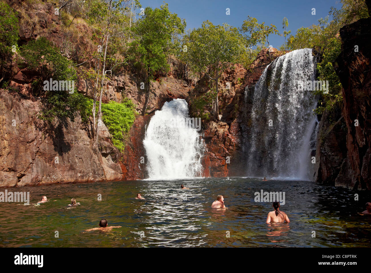 Nageurs à Florence Falls, Litchfield National Park, Territoire du Nord, Australie Banque D'Images