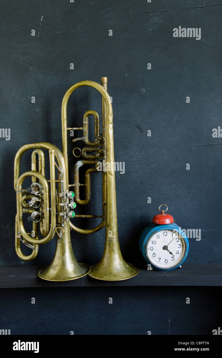 Instruments de musique en laiton vintage et rétro réveil Photo Stock - Alamy