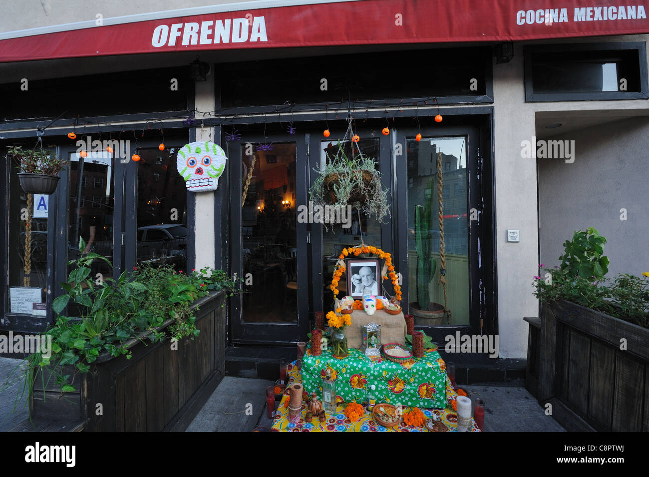 Un Jour des Morts exposées à l'extérieur d'un restaurant mexicain à Manhattan, dans le Greenwich Village. 30 octobre, 2011 Banque D'Images