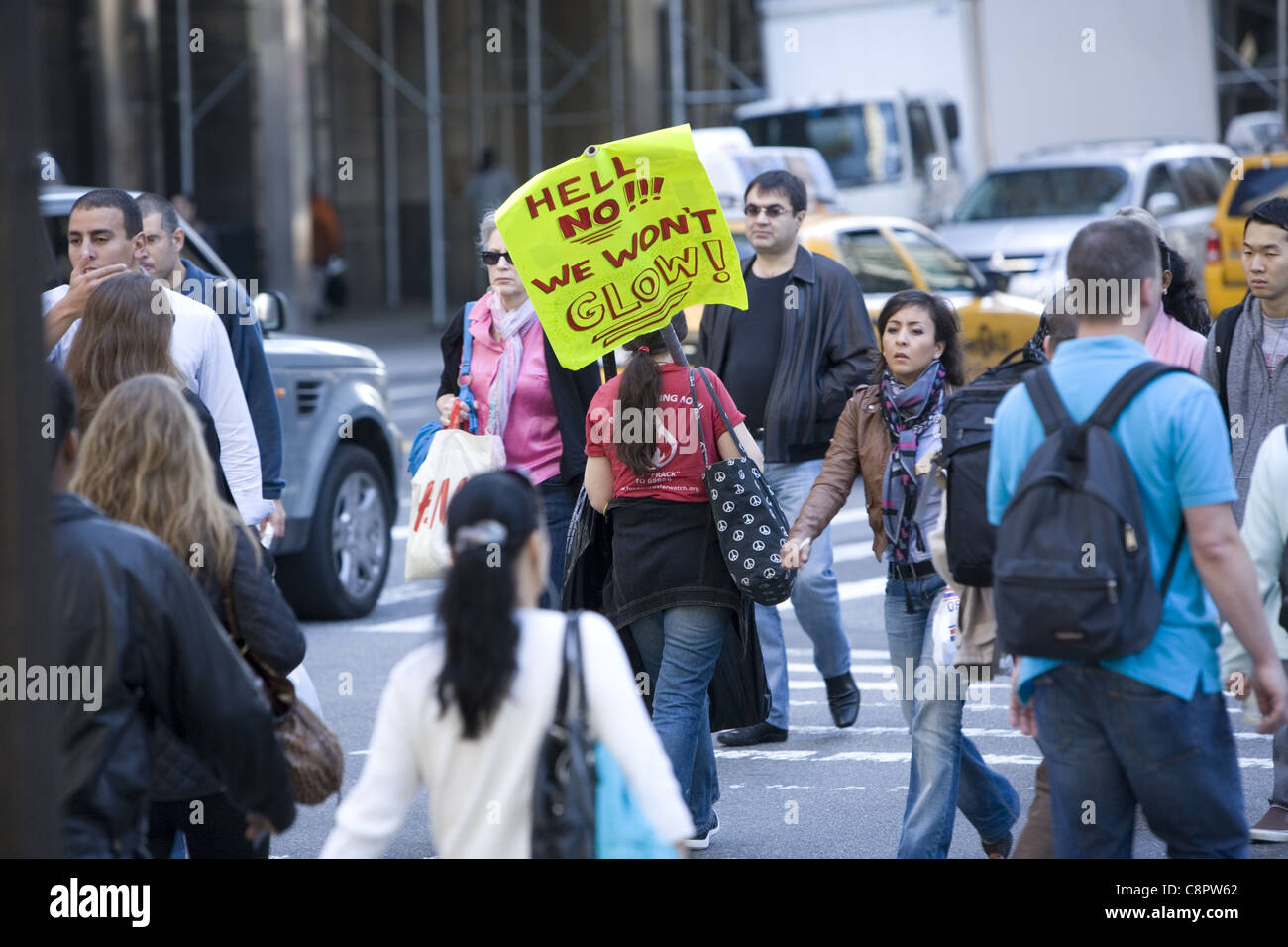 Militante, la marche sur la 42e St. à 'arrêter une centrale nucléaire d'Indian Point' à New York. Banque D'Images