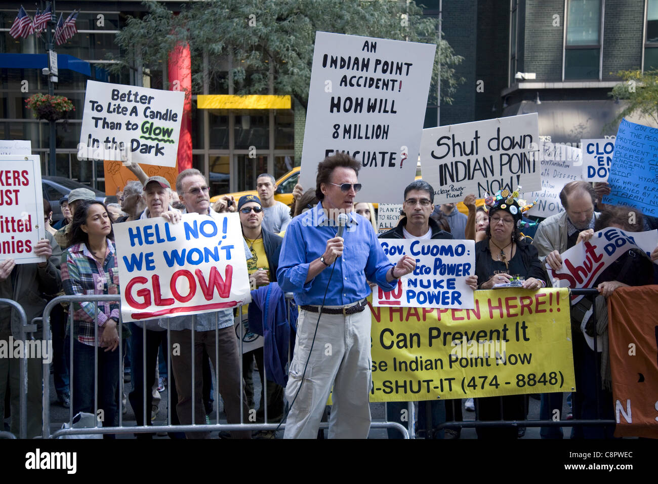 Rallye, en face de NY Gov. Andrew Cuomo, le bureau de New York de fermer la centrale nucléaire d'Indian Point. Le Dr Gary Null parlant Banque D'Images