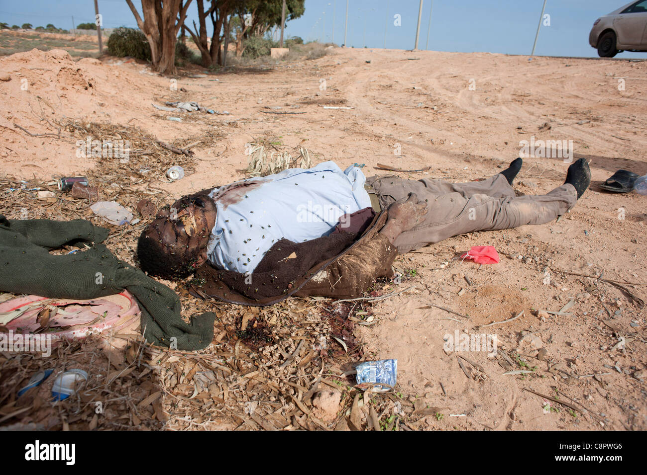 Deux gardes du colonel Gaddafis jette morts dans les rues de la Sirt après un bombardement de l'OTAN sur le convoi de Kadhafi. Banque D'Images