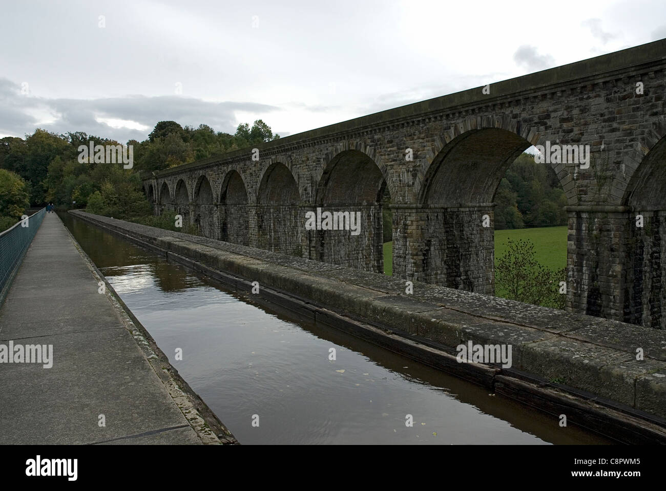 La Grande-Bretagne, pays de Galles, sentier du canal de Llangollen, vue du canal à côté de l'Aqueduc Banque D'Images