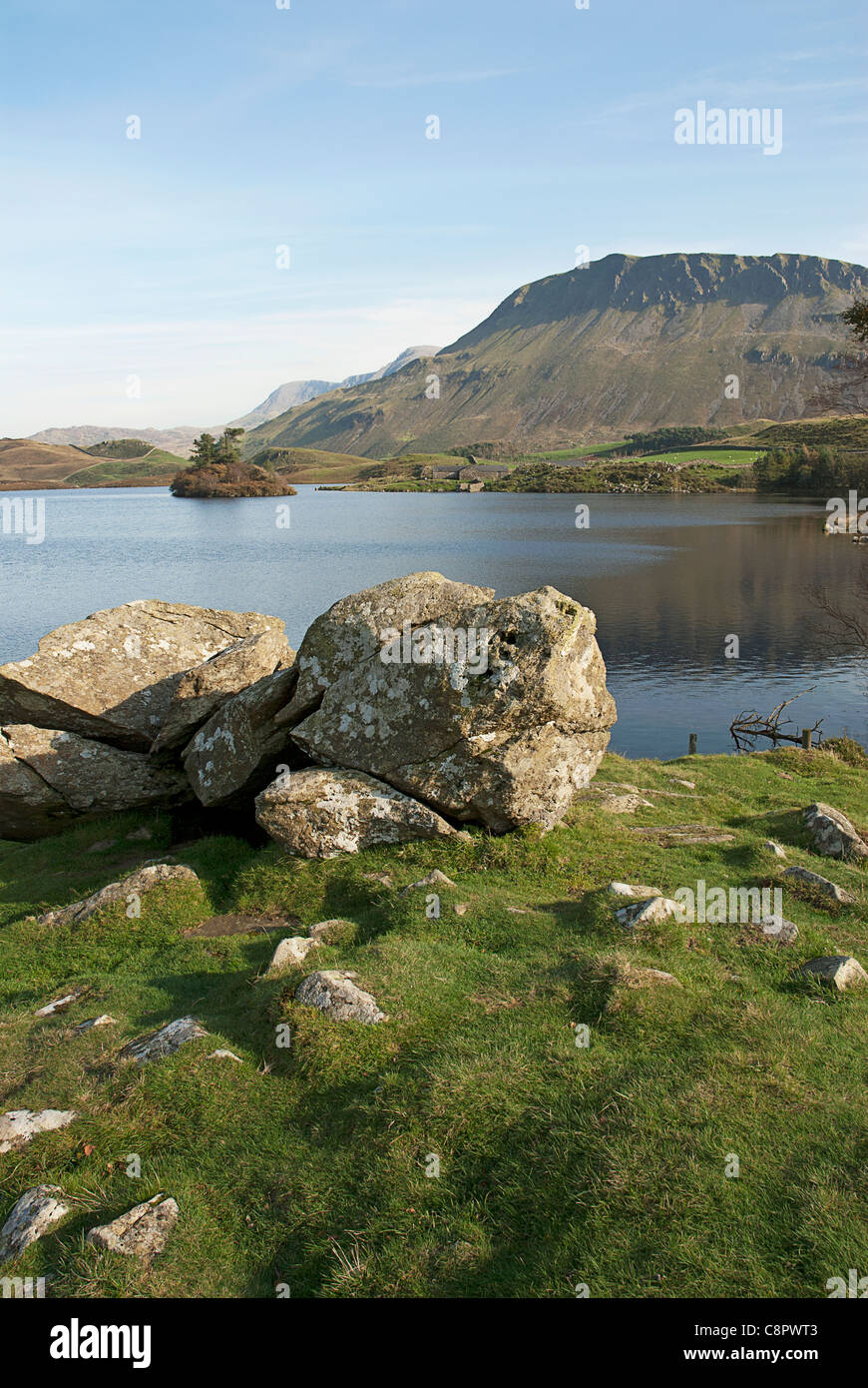 La Grande-Bretagne, pays de Galles, Llynau Cregennan Cregennan (lacs), les rochers sur la rive du lac, près de Dolgellau Banque D'Images