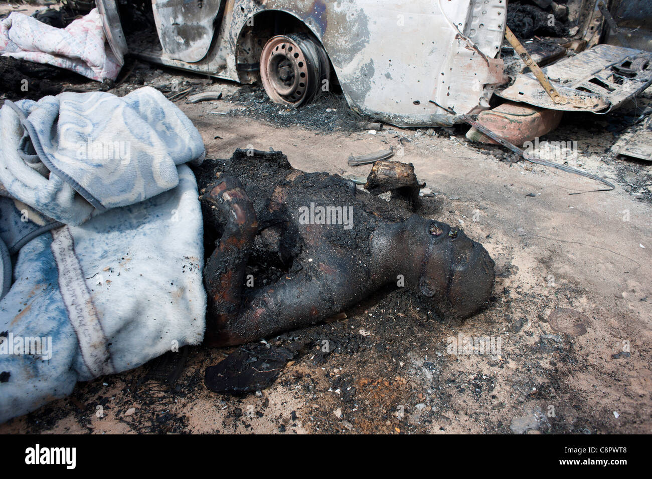 Les restes calcinés de l'un d'Gadaffis loyalst troupes après être incinérés dans un bombardement de l'OTAN sur le convoi de Kadhafi Banque D'Images