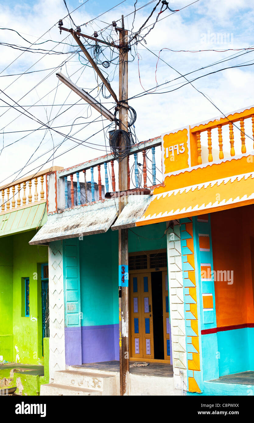 Pylône de l'électricité et des câbles dans une rue indienne colorée. L'Andhra Pradesh, Inde Banque D'Images