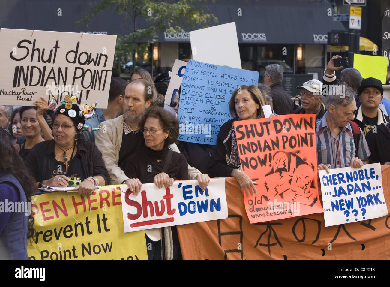 Rallye, en face de NY Gov. Andrew Cuomo, le bureau de New York de fermer la centrale nucléaire d'Indian Point. Banque D'Images