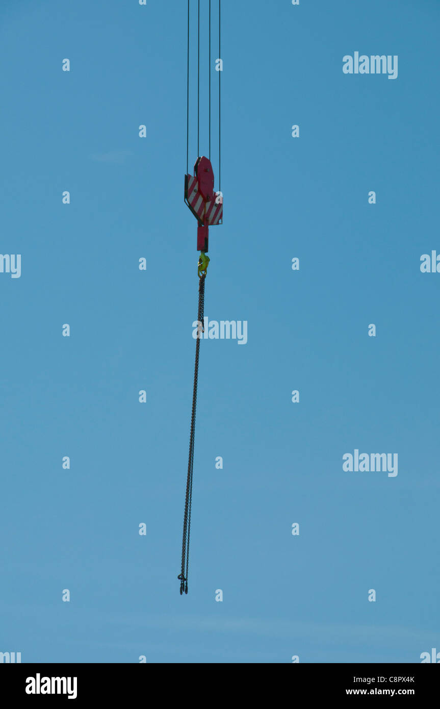 Seul crochet de grue et la chaîne dans ciel bleu sans blowing in wind Banque D'Images