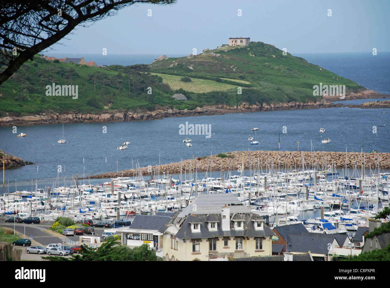 France, Bretagne, Trebeurden, vue sur port et la péninsule Banque D'Images