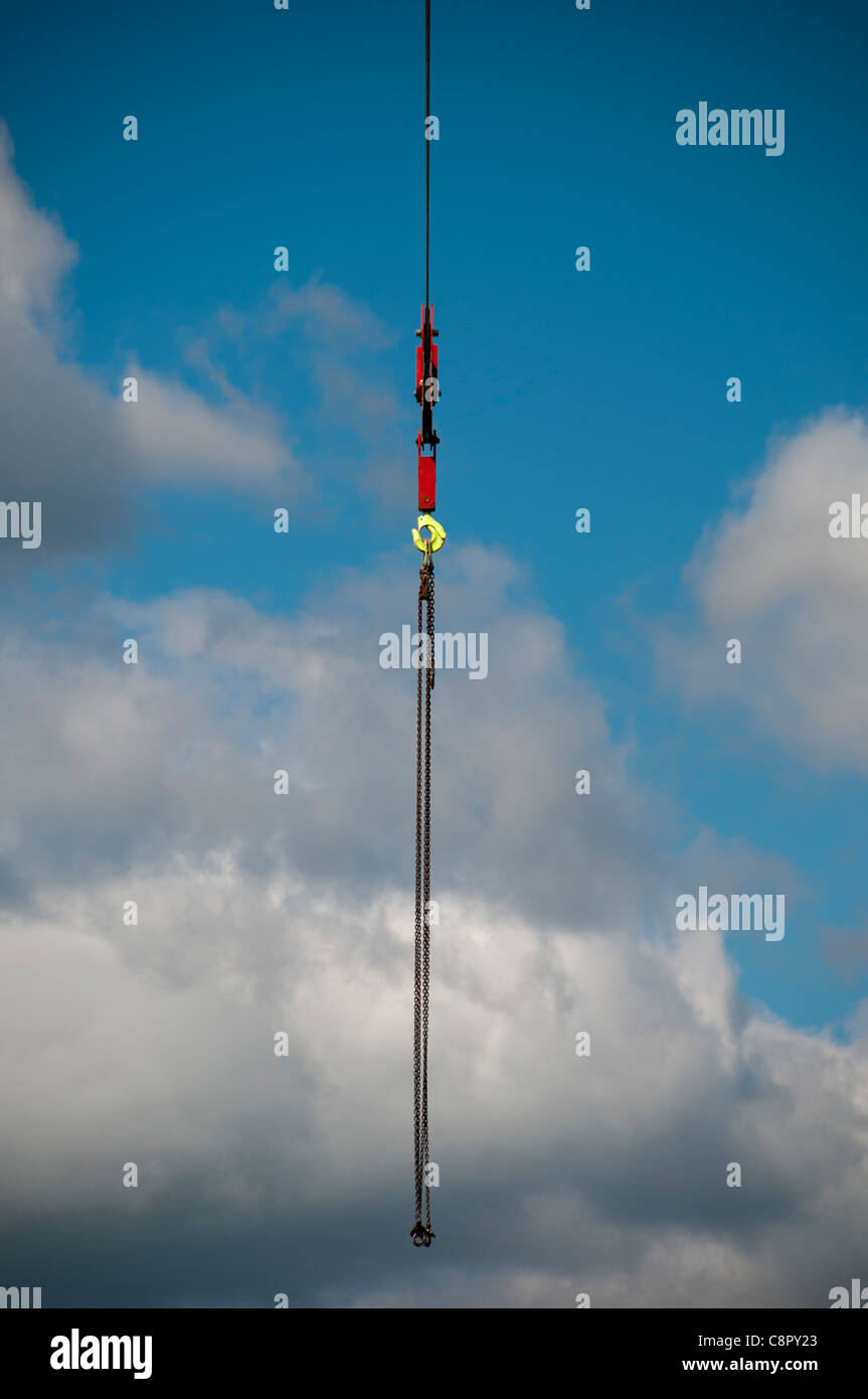 Seul crochet de grue dans le ciel avec les nuages et le soleil Banque D'Images