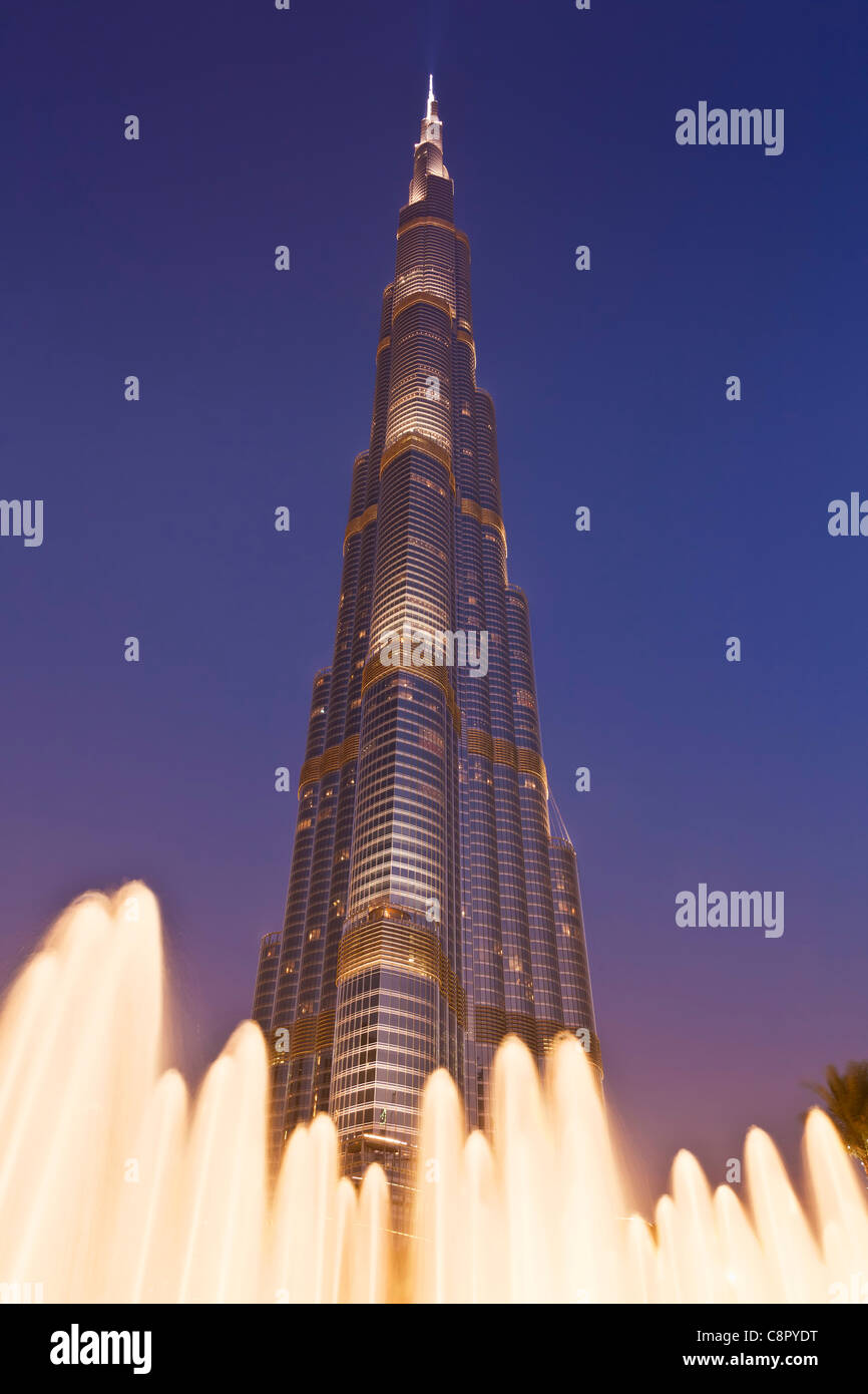 Burj Khalifa la nuit, la ville de Dubaï, Émirats arabes unis, moyen orient ÉMIRATS ARABES UNIS Banque D'Images