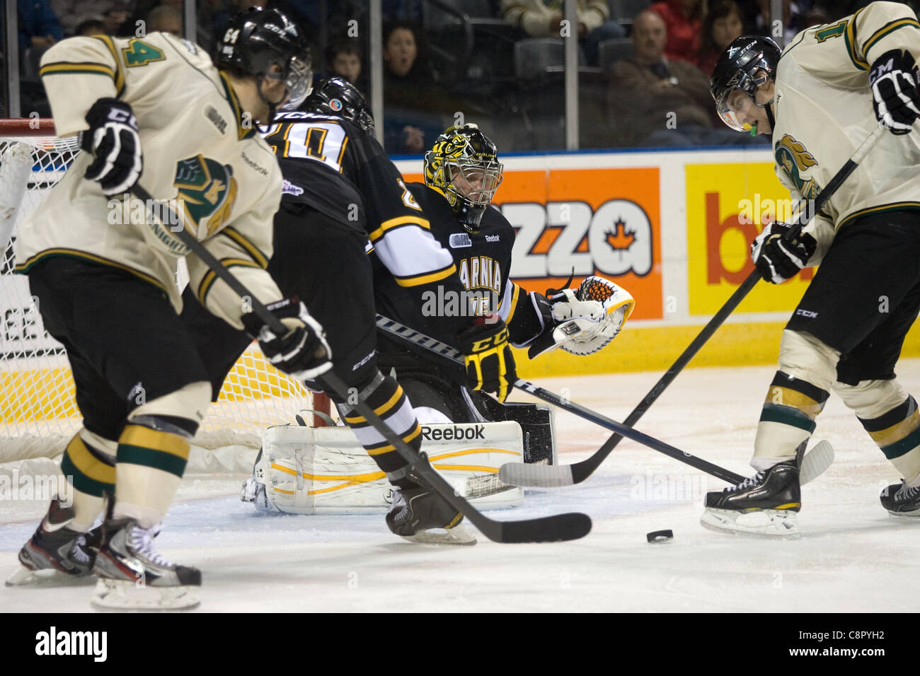 London, Ontario, Canada - le 30 octobre 2011. Gardien de Sarnia Brandon Maxwell se déplace pour faire une sauvegarde au cours de leur match contre les Knights de London. Londres a gagné le match dans une fusillade 3-2 heures supplémentaires. Banque D'Images