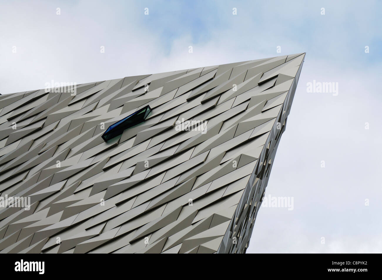 Signature Titanic bâtiment en construction. Le bâtiment est conçu pour avoir la même taille et la même forme que la proue du navire. Banque D'Images