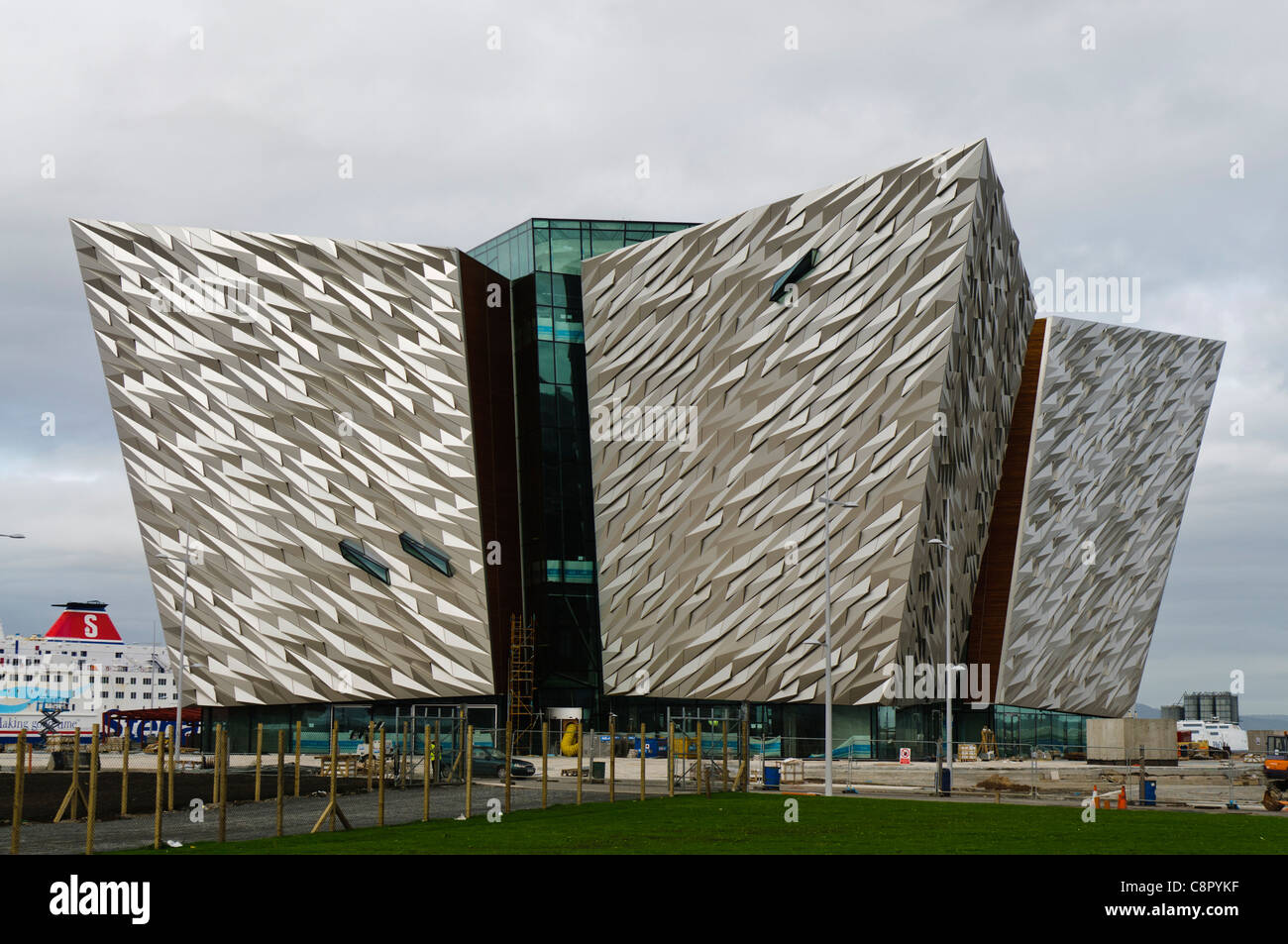 Signature Titanic bâtiment en construction. Le bâtiment est conçu pour avoir la même taille et la même forme que la proue du navire. Banque D'Images