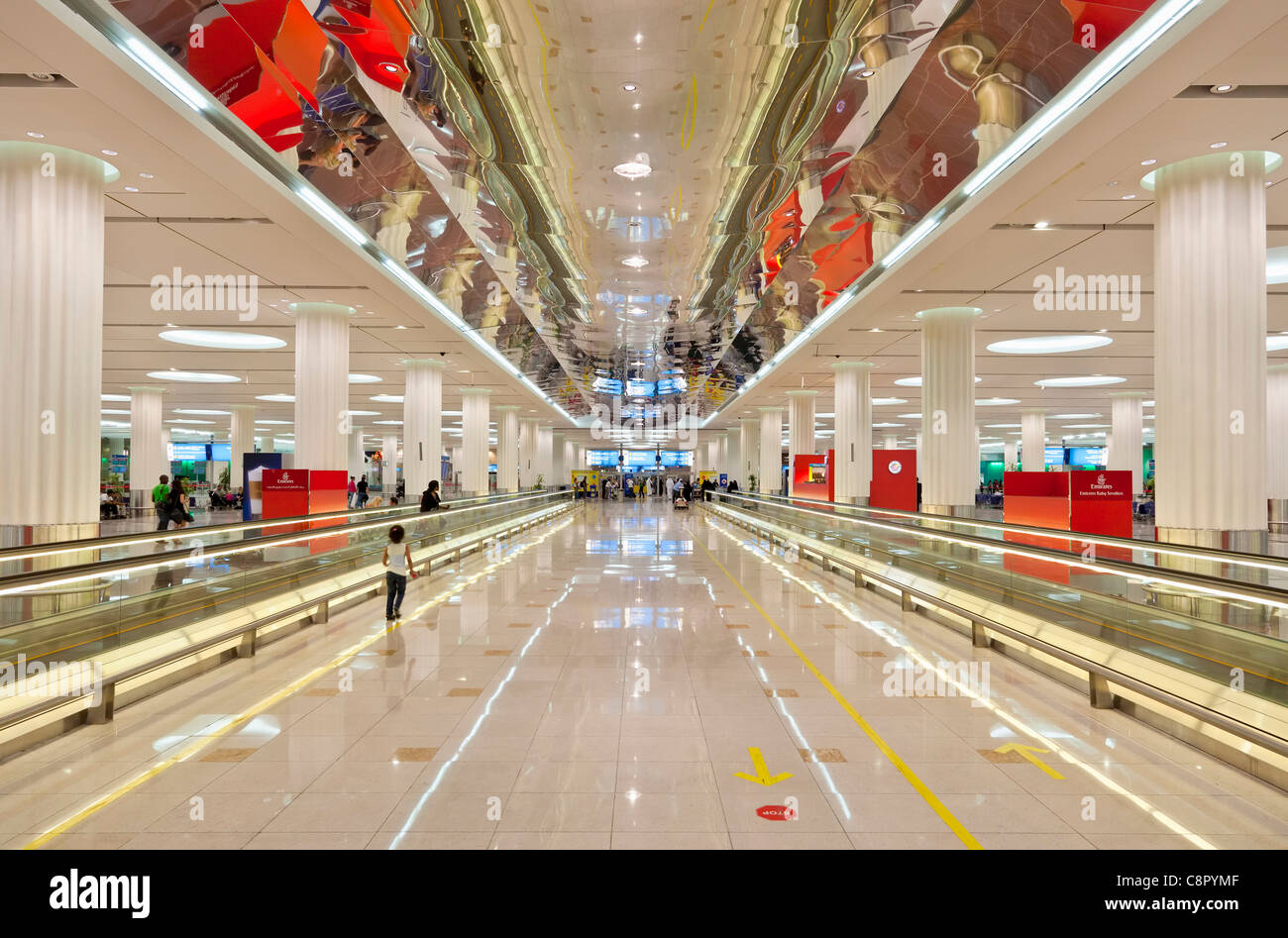 Zone d'enregistrement à l'intérieur de l'Aéroport International de Dubaï, Dubaï, Émirats arabes unis, ÉMIRATS ARABES UNIS, Moyen Orient Banque D'Images