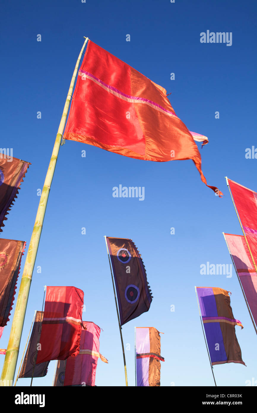 Drapeaux colorés au vent contre un ciel bleu Banque D'Images
