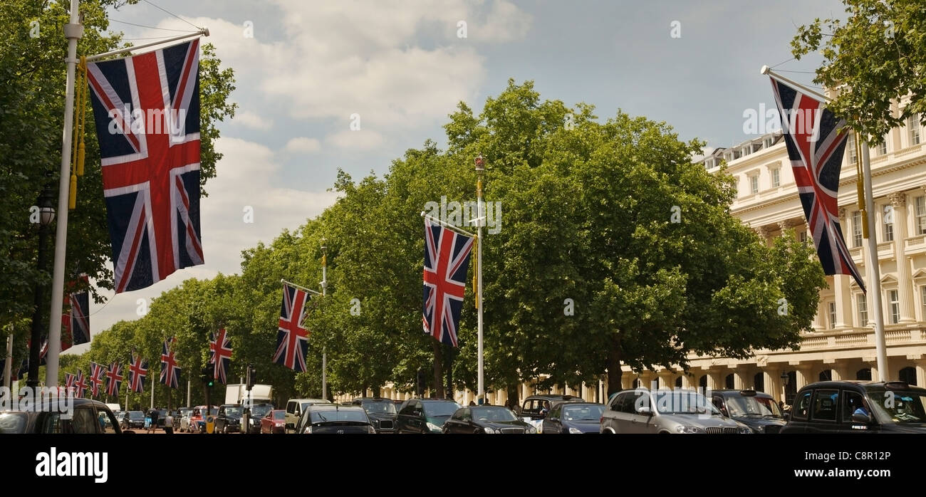 Le trafic important sur le Mall, Londres, Royaume-Uni, bordée de drapeaux Union Jack pour commémorer le mariage royal. Banque D'Images
