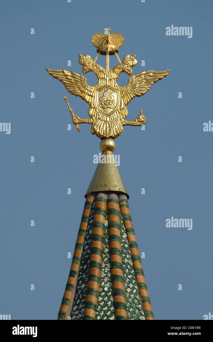 Aigle bicéphale russe sur le toit de toile de la résurrection Gate (la Porte ibérique) à la place Rouge à Moscou, Russie. Banque D'Images