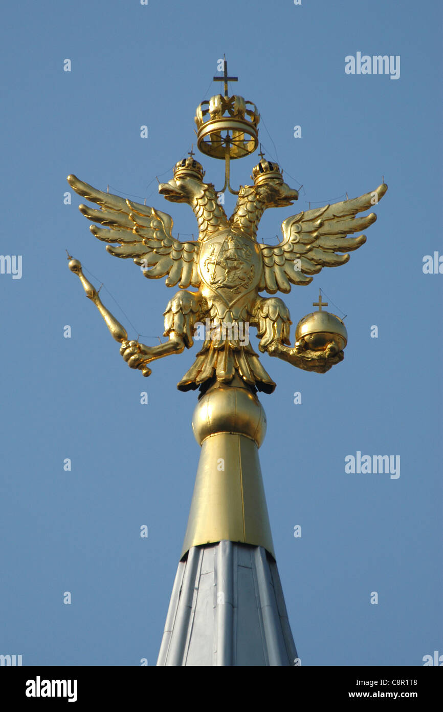Aigle bicéphale russe sur le toit de toile de l'Histoire Musée à la place Rouge à Moscou, Russie. Banque D'Images