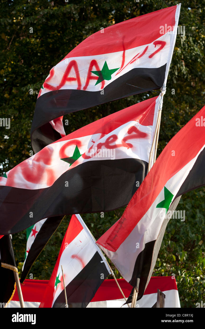 Les manifestants protester devant l'ambassade de Syrie à Londres Banque D'Images