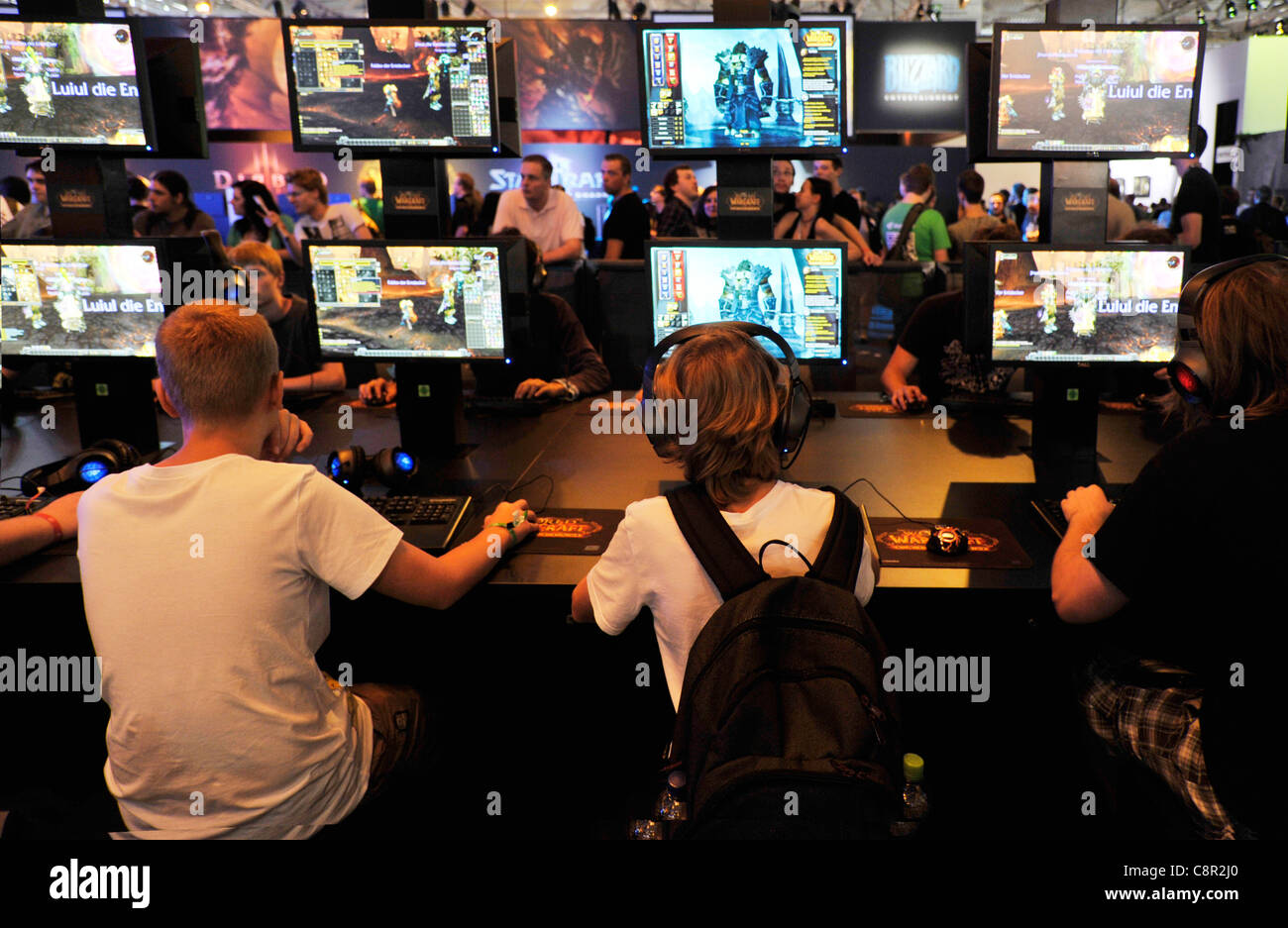 Les adolescents jouent la dernière version de 'World of warcraft' à la convention gamescom à Cologne, en Allemagne, le 18th 2011 août Banque D'Images