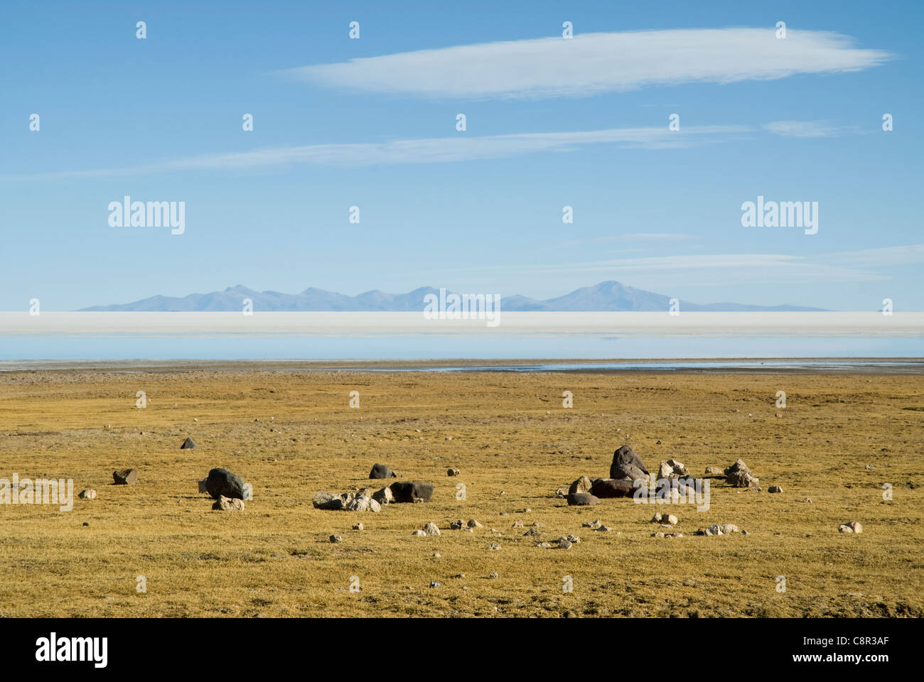 Cloud et rochers sur la frontière de la Bolivie : désert de sel humide Salar de Uyuni. Banque D'Images