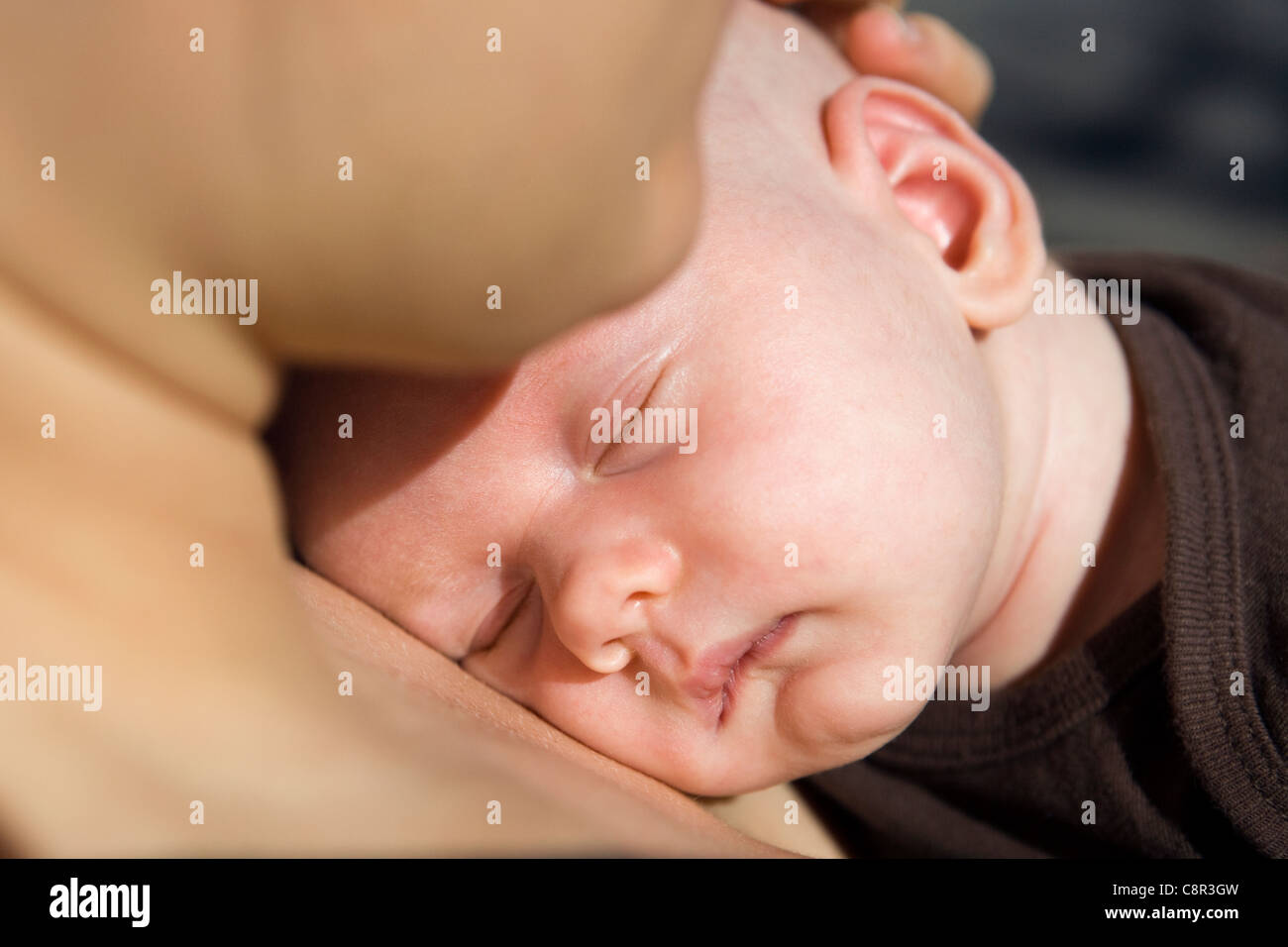 Close-up of Baby Sleeping in mother's Arms de Brevard, North Carolina, États-Unis Banque D'Images