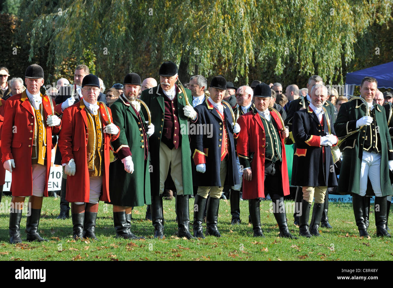 Trophees avec cors de chasse portant des manteaux rouges et verts au cours de Saint Hubert / Saint Hubertus commémoration en automne, Belgique Banque D'Images