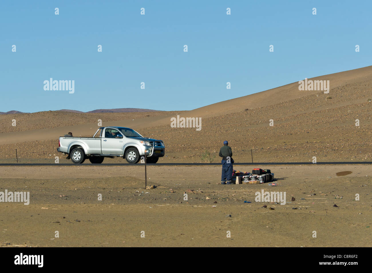 En attente de l'homme avec des marchandises en attente de transport à Noordoewer Namibie Banque D'Images