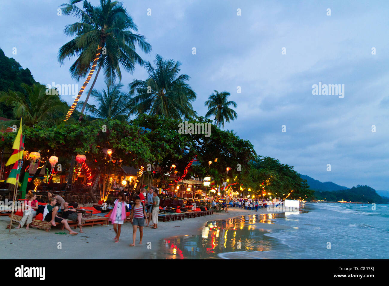 Bars et Restaurants à White Beach , crépuscule, Koh Chang, Thaïlande, Banque D'Images