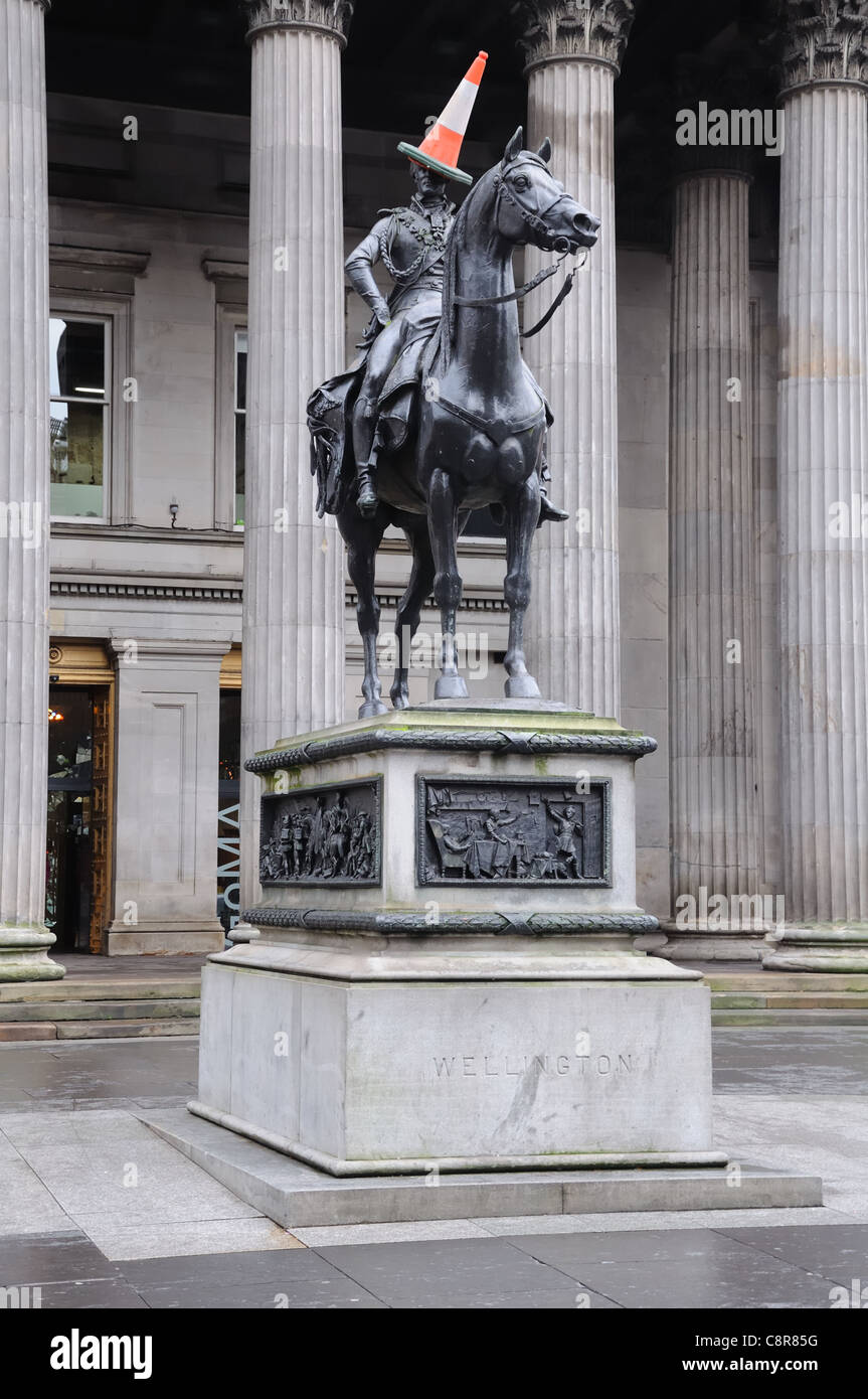 La statue du duc de Wellington à l'extérieur de la galerie d'art moderne, avec des cônes de circulation sur sa tête. Banque D'Images