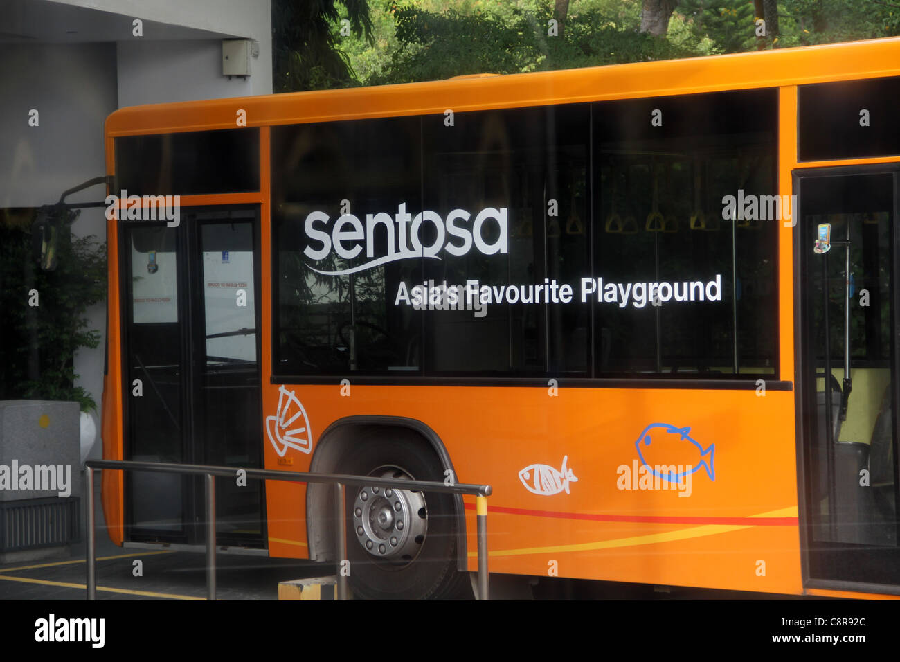 Bus de ligne jaune que l'île tous les circuits d'une demi-heure de visiter toutes les destinations touristiques, l'île de Sentosa, Singapour Banque D'Images