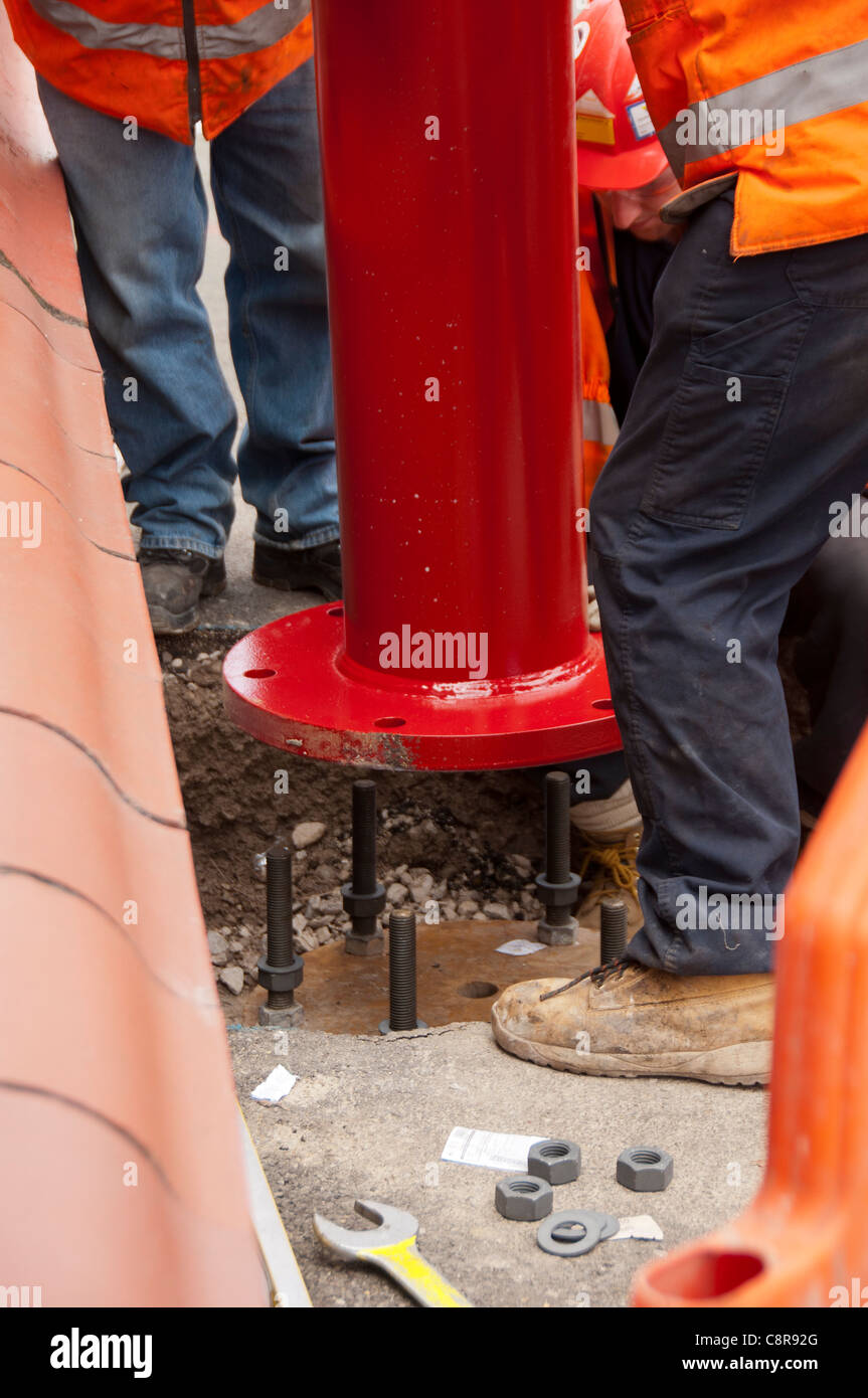 L'érection d'un équipement de Lignes aériennes (OHLE) pôle, à l'Est de la ligne de Manchester Metrolink tram, Manchester, Angleterre, RU Banque D'Images