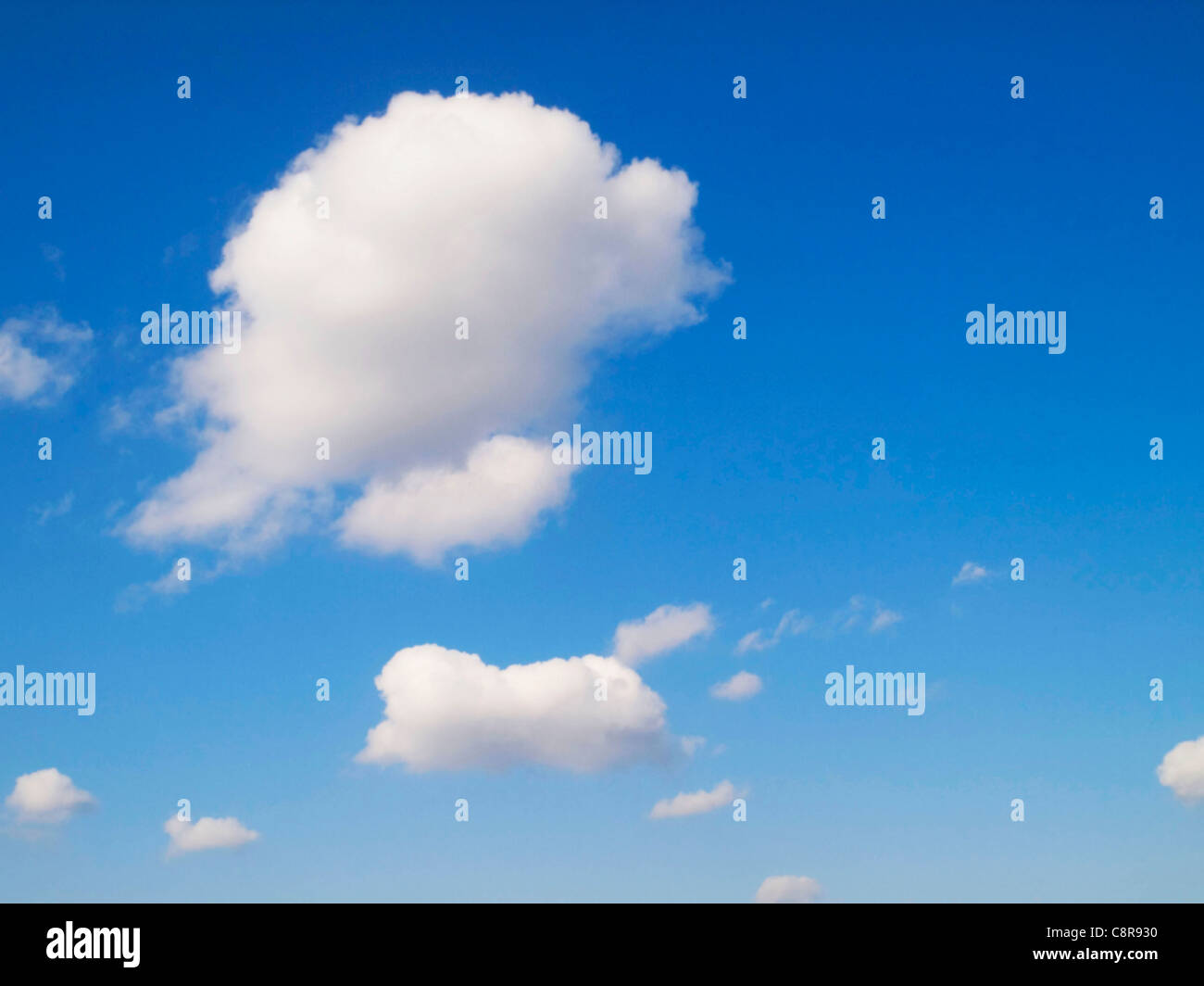 Ciel bleu avec des nuages blancs Banque D'Images