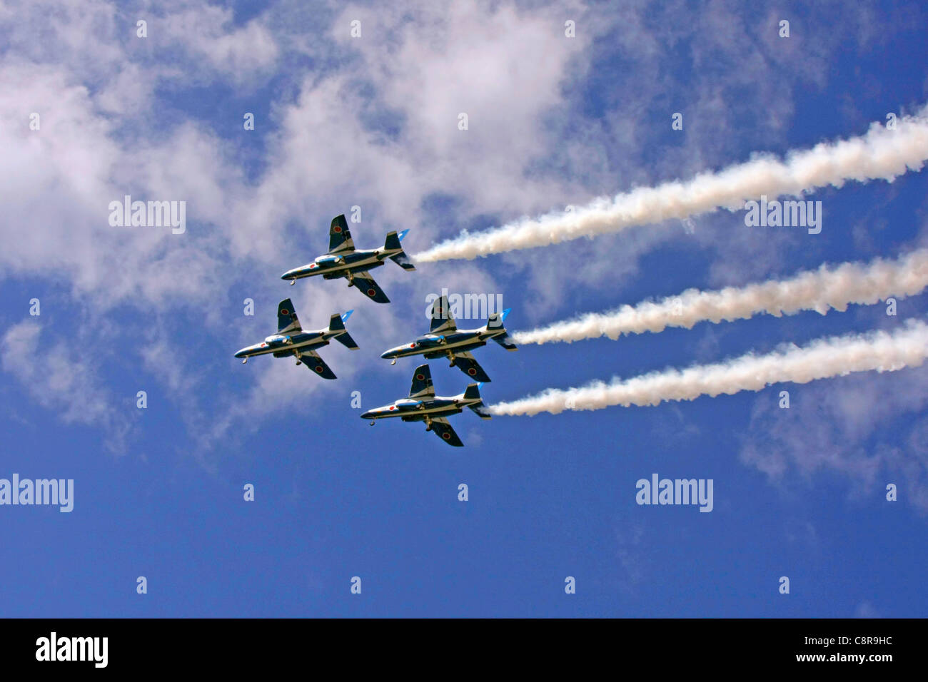 L'équipe de démonstration de voltige de la Japan Air Self-Defense Force Blue Impulse Kawasaki T4 Banque D'Images