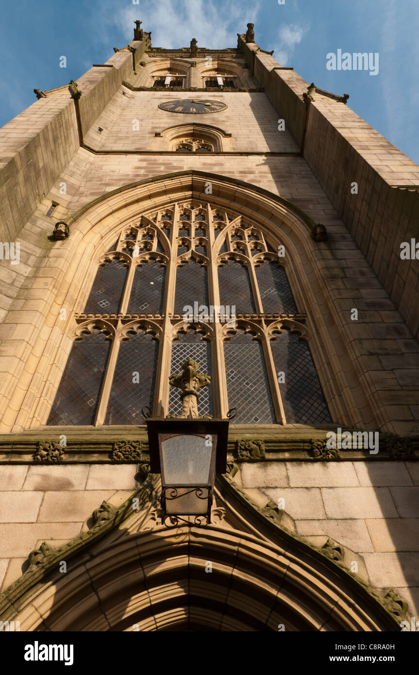 La tour de l'église paroissiale de Saint Michel et tous les anges. En vertu de l'Ashton Lyne, Tameside, Manchester, Angleterre, RU Banque D'Images