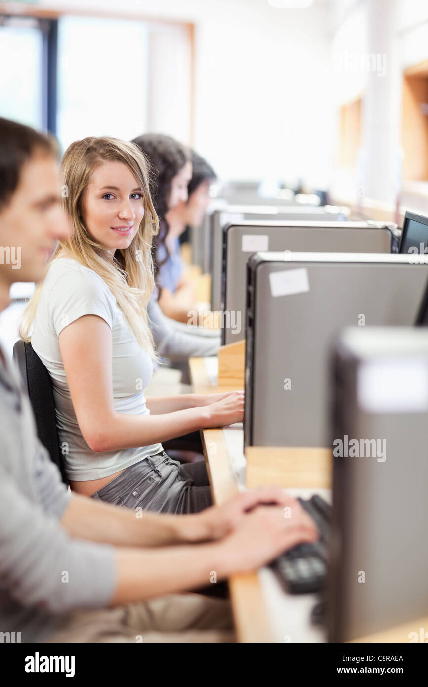 Portrait d'autres élèves dans une salle informatique Banque D'Images