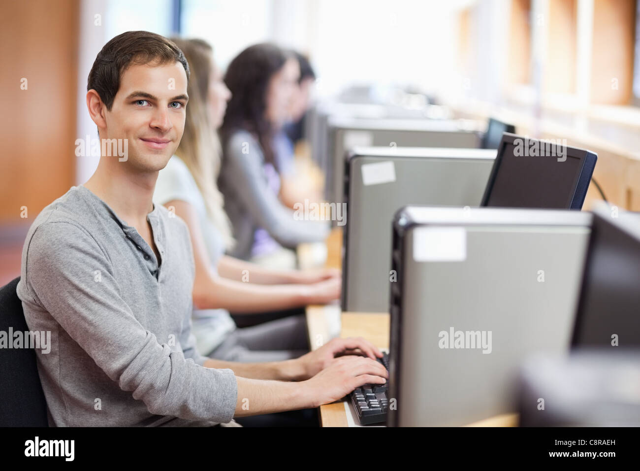 Sourire d'autres étudiants dans un local informatique Banque D'Images