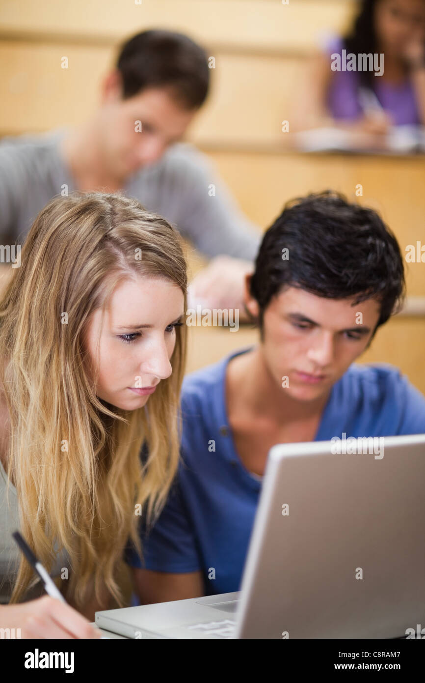 Portrait des étudiants travaillant avec un ordinateur portable Banque D'Images