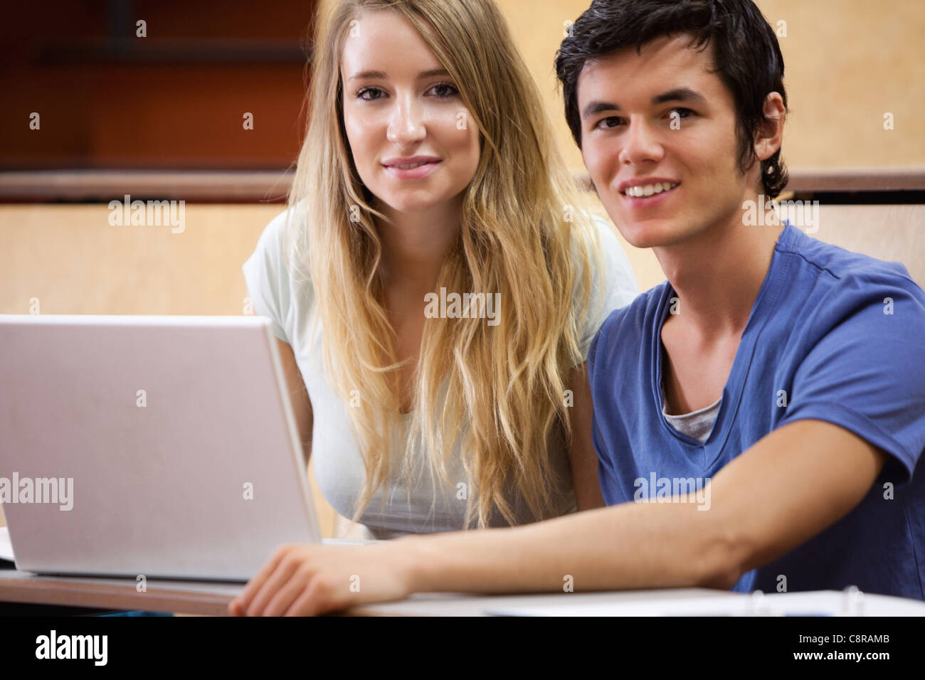De jeunes étudiants posant avec un ordinateur portable Banque D'Images