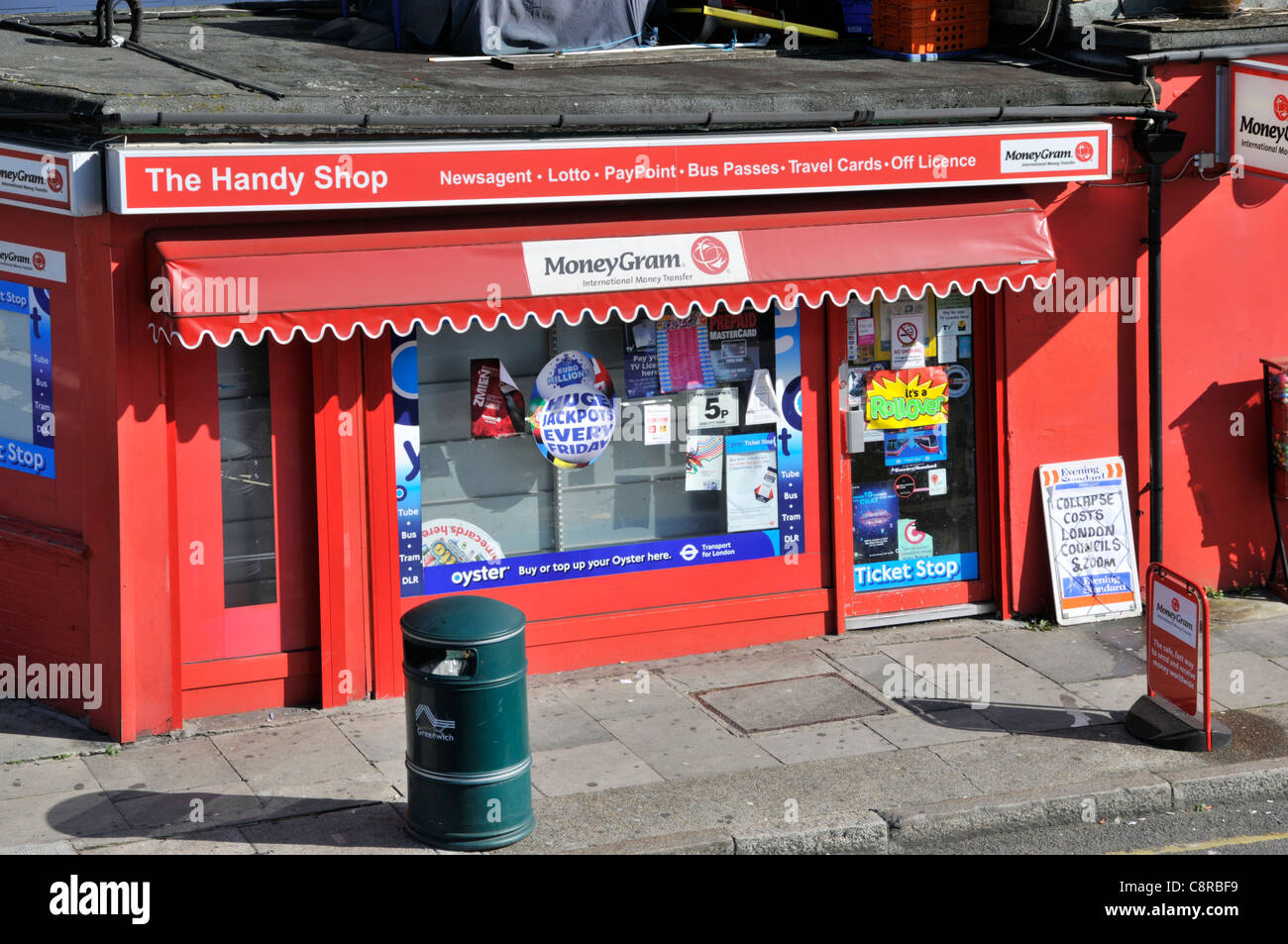 Le magasin de proximité rouge Handy Shop local commerce de détail sur Un site d'angle à Lewisham, sud de Londres, Angleterre, Royaume-Uni Banque D'Images