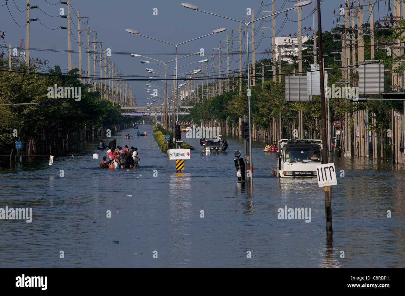 Les habitants de Bangkok fuient les inondations sur Phahon Yothin Road, Bangkok, Thaïlande le Lundi, Octobre 31st, 2011. La Thaïlande connaît ses pires inondations en plus de 50 ans. crédit : Kraig Lieb Banque D'Images