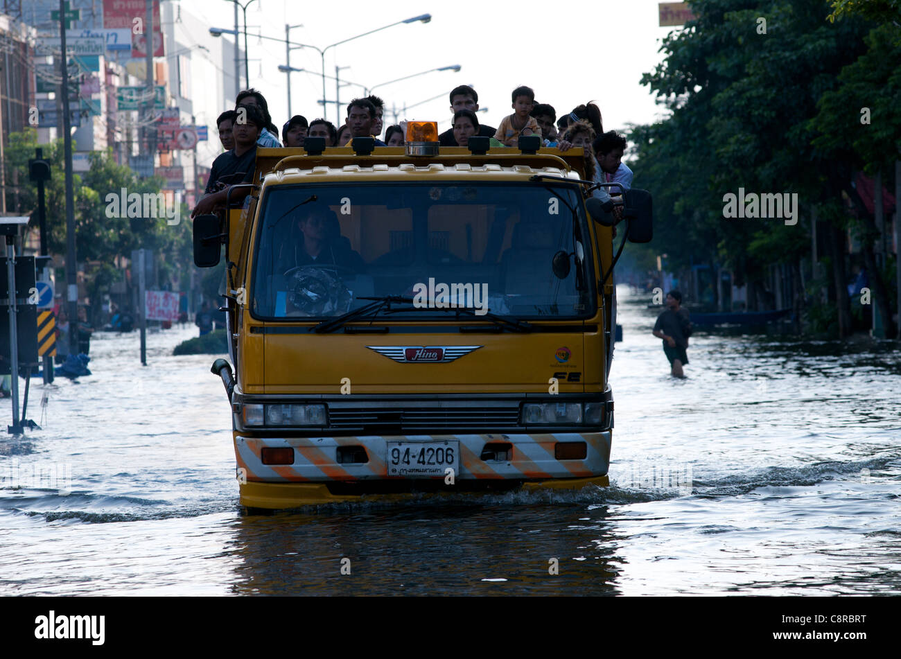 Les habitants de Bangkok fuient les inondations sur la route Phahon Yothin, Bangkok, Thaïlande, le lundi 31 octobre 2011. La Thaïlande connaît ses pires inondations depuis plus de 50 ans. © Kraig Lieb Banque D'Images