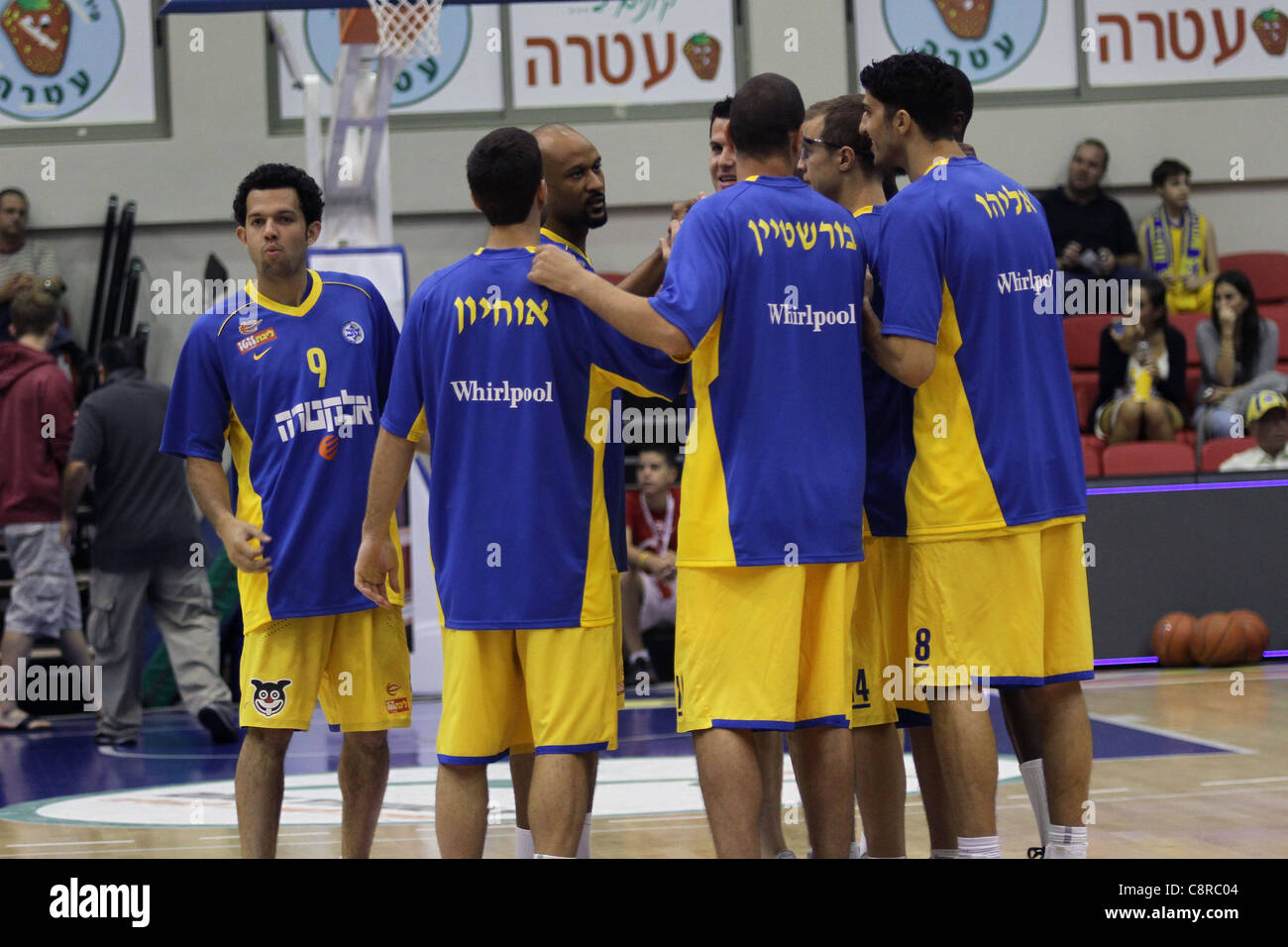 L'équipe de basket-ball au Maccabi Tel Aviv (jaune) à l'Hapoel Gilboa-Galil (rouge) le 16 octobre 2011. Banque D'Images