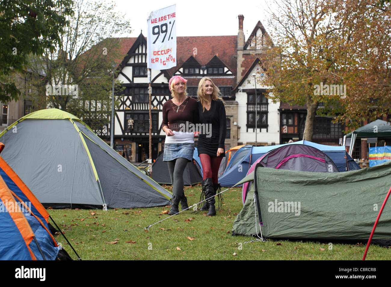 Un petit groupe de personnes ont commencé une campagne de Brighton occupent, mise en place des tentes dans les jardins Victoria de la ville dans un style similaire à la récente occupation de la Cathédrale St Paul à Londres. Sur la photo, les protestataires à Brighton, East Sussex, UK. Banque D'Images