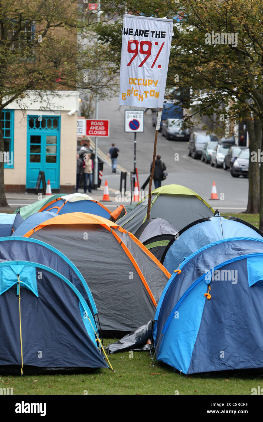Un petit groupe de personnes ont commencé une campagne de Brighton occupent, mise en place des tentes dans les jardins Victoria de la ville dans un style similaire à la récente occupation de la Cathédrale St Paul à Londres. Sur la photo, les protestataires à Brighton, East Sussex, UK. Banque D'Images