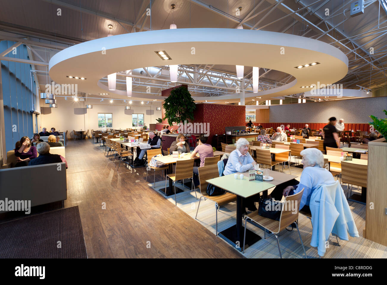 Clients dans le coin salon de jardin restaurant à Haskins Center, West End, Southampton. Banque D'Images