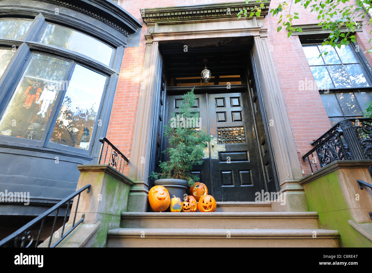 Une maison sur West 10th Street à Manhattan, dans le Greenwich Village décoré pour l'Halloween. Banque D'Images